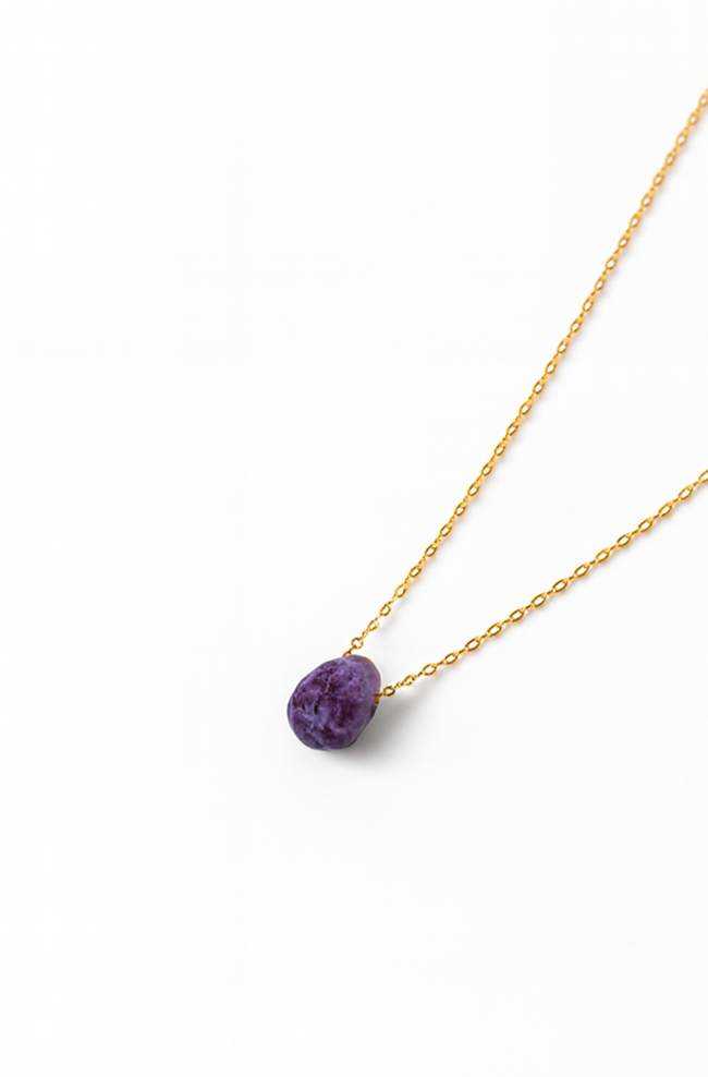 NÁHRDELNÍK SE SUROVÝM ČAROITEM